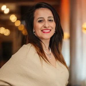 Portret van Özge Kaymak, oprichter en eigenaresse van FlyHealth